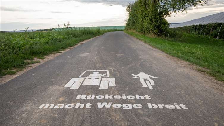 Markierungen entlang der Apfelroute erinnern angegenseitige Rücksichtnahme. Fotos: CEW