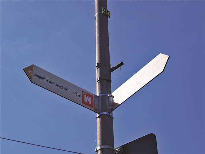 Markierungsschilder weisen den Weg des Wanderwegenetzes der Pellenz.