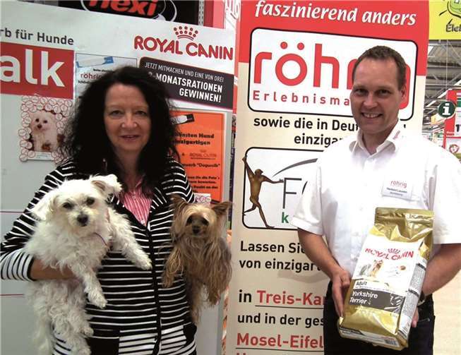 Markleiter Herbert Lauxen gratuliert der Gewinnerin vom röhrig-Hunde-Fotowettbewerb. privat