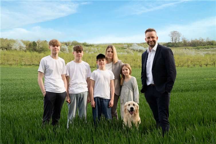 Marko Boos mit seiner Familie. Foto: Natalie Lengersdorf.