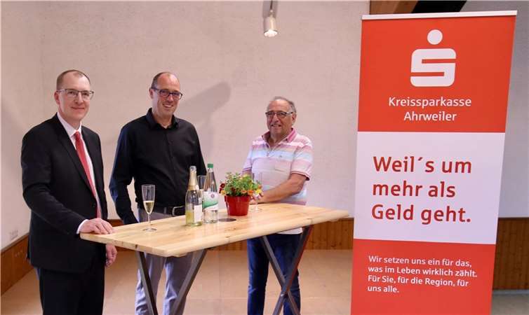 Marko Heuft (m.) freute sich über die Unterstützung von der Kreissparkasse Ahrweiler, vertreten durch David Söller (l.). Foto: Claus Deptalla