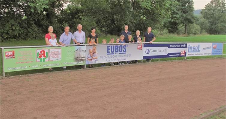 Markt-Apotheke-Vogel und die Firma Wunderlich übergeben ihre Bandenwerbung an die Leichtathleten des TV Sinzig 08.  Privat