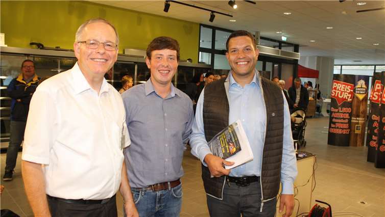 Markt-Inhaber Stefan Ziegler, Metzgermeister Marius Schleder und Edeka-Einzelhandelsberater Josef-Otto Heitz (v.r.) freuen sich auf gewogene Kundschaft. -TE-