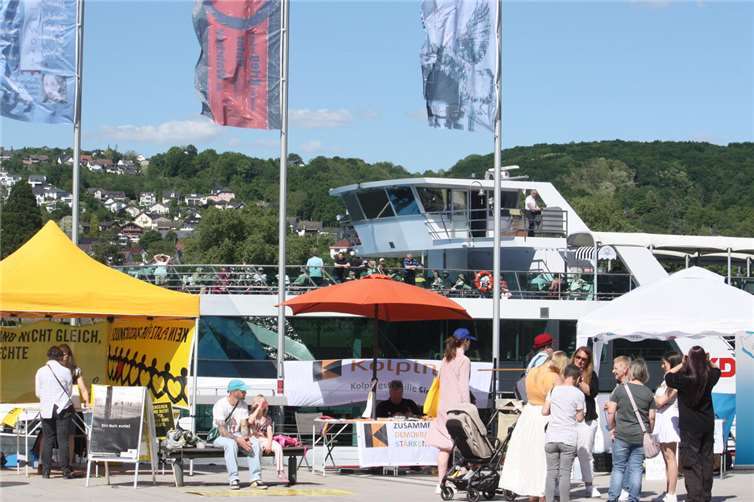 Markt der Möglichkeiten und Fahnengalerie auf dem Caracciola-Platz.  Foto: Volker Thehos