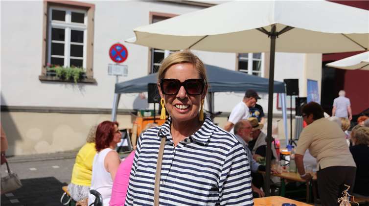 ‚Marktfrau‘ Sabine Schmidt wünscht sich mehr Engagement der örtlichen Angelvereine für das nächste Fischerfest.