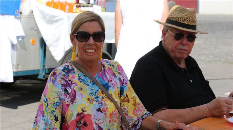 ‚Marktfrau‘ Sabine Schmidtmit ihrem Vater am Marktstammtisch.