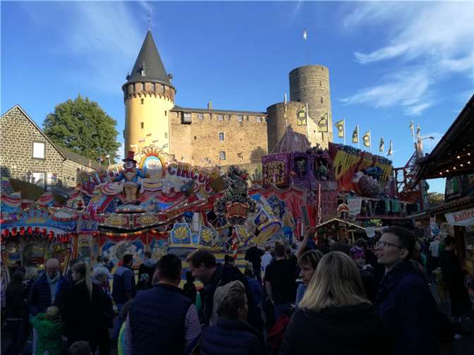 Marktgeschehen am Fuß der Genovevaburg aus dem Jahr 2016. Foto: Stadt Mayen