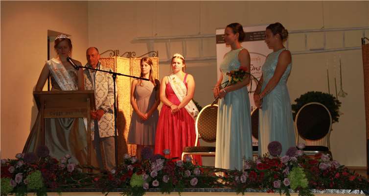 Marktkönigin Svenja Clos, eröffnet den Bartholomäusmarkt 2019. Im Hintergrund Frank Spiegel (Hofkanzler), Janine Kornapp (Page), Laura Lotz (Marktkönigin 2018), die Pagen Kimberly Clos, Michelle Müller. Fotos: MFU