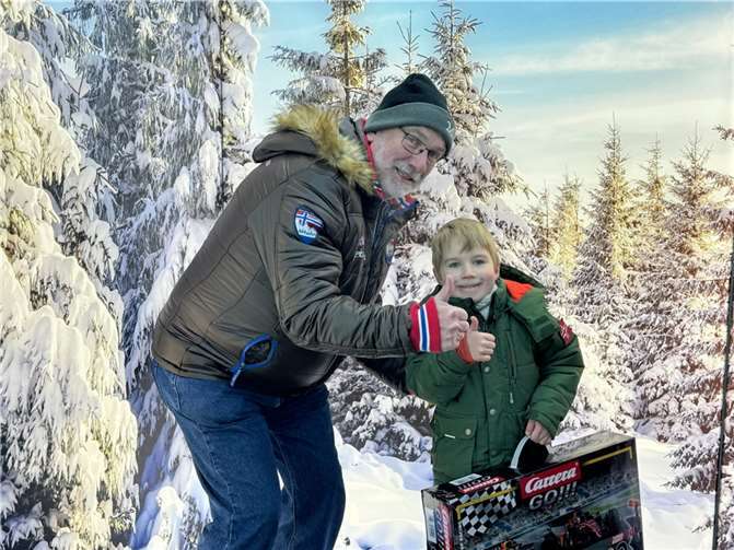 Marktleiter Dieter Reuter bei der Preisübergabe an Leon.  Foto: privat