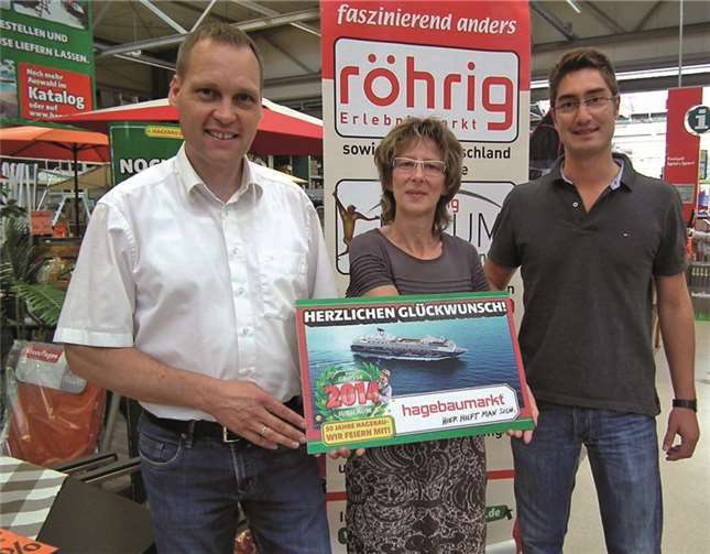 Marktleiter Herbert Lauxen und Geschäftsführer Volker Röhrig, überreichen der glücklichen Gewinnerin den Gutschein für eine einwöchige Europa Kreuzfahrt. privat