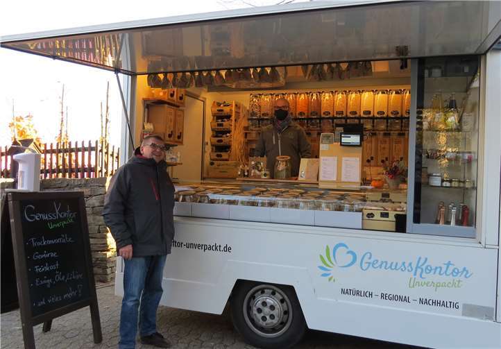 Marktleiter Karl Hanenberg bei der Begrüßung von Yannick Schlottau auf dem Freitagsmarkt in Bad Bodendorf. Foto: Wolfgang Seidenfuss