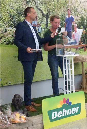 Schönstes Herbstwetter und tolles Programm lockten Besucher Marktleiter Markus Itzeck assistierte sehr gern bei der Ziehung der einzelnen Preise.