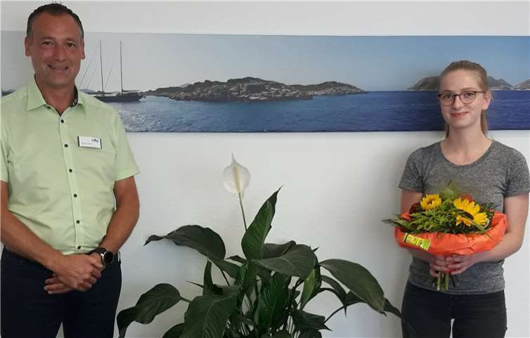 Marktleiter Markus Itzeck begrüßte jede Auszubildende, wie hier Emily Mondroch, natürlich persönlich. Fotos: Dehner Montabaur-Heiligenroth