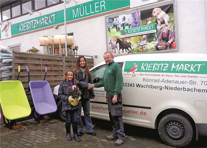 Marktleiter Peter Bollig gratuliert der Gewinnerin Stefanie Piron-Spisni. LÜ