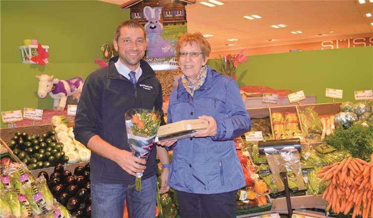 Marktleiter Thomas Schmitz überreicht den Gewinn, ein Tablett, an die Gewinnerin Uschi Heiligers. AB