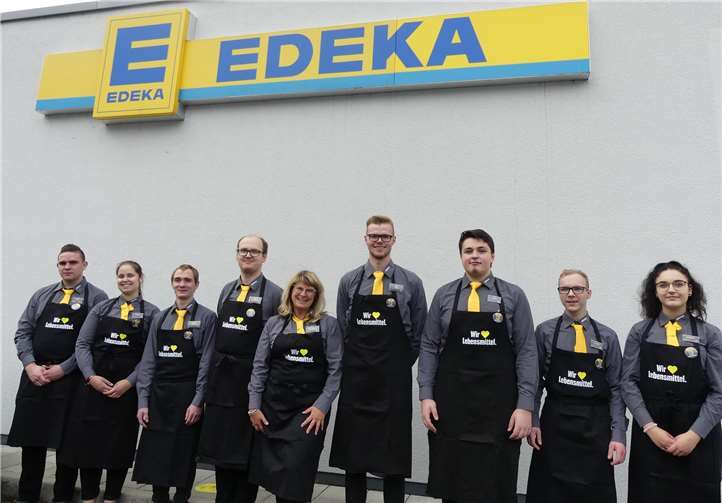 Marktleiterin Christel Albert-Lenz (Mitte) freut sich über acht neue Auszubildende in ihrem EDEKA-Markt.