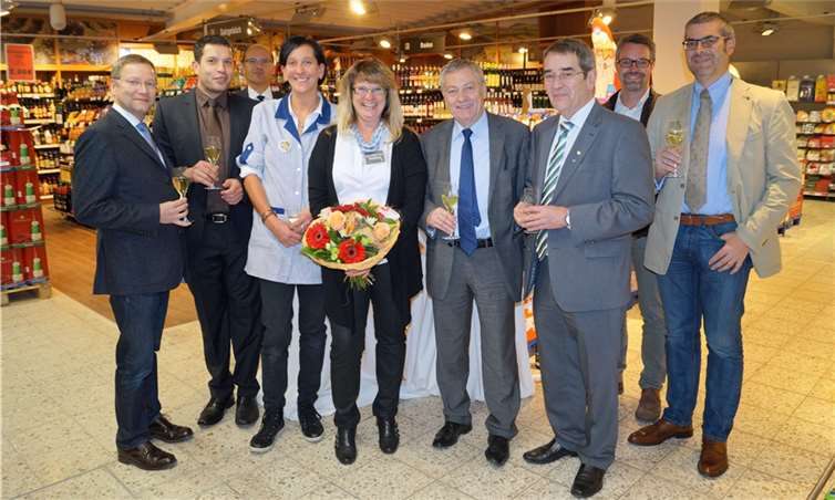 Marktleiterin Christel Albert-Lenz (mit Blumenstrauß) begrüßte eine Reihe von Gästen darunter Landrat Manfred Schnur (3.v.re.), Vermieter Hans-Peter Schnorpfeil (li.) und Bürgermeister Helmut Probst (3.v.re.) im neu gestalteten Edeka-Wohlfühlmarkt in Treis-Karden. -MT-