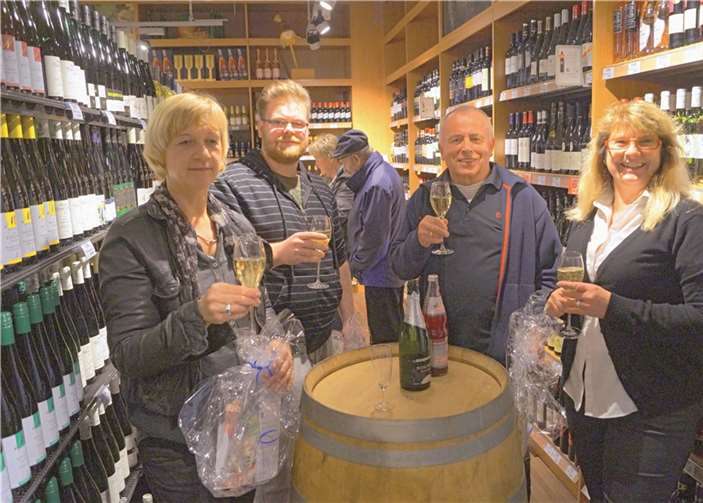Marktleiterin Christel Albert-Lenz (r.) empfing vorige Woche einige der Gewinner im Wohlfühlmarkt Treis-Karden. Mit einem Glas Sekt stieß man auf die gelungene Renovierung und die Gewinne an. MT