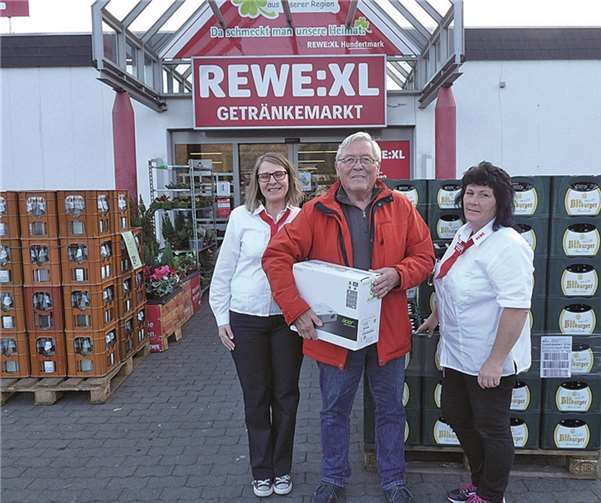 Marktleiterin Nicole Weber (l.), und Stellvertreterin Katrin Bendler gratulieren dem glücklichen Gewinner Rolf Hellige. privat