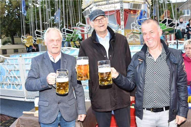 Marktmeister Horst Reichling (l.), Bürgermeister Ludger Banken (Mitte) und Leiter des Ordnungsamts Kurt Strang (r.) stießen mit der ersten Maß Bier auf eine tolle Kirmes an. Fotos: EICH