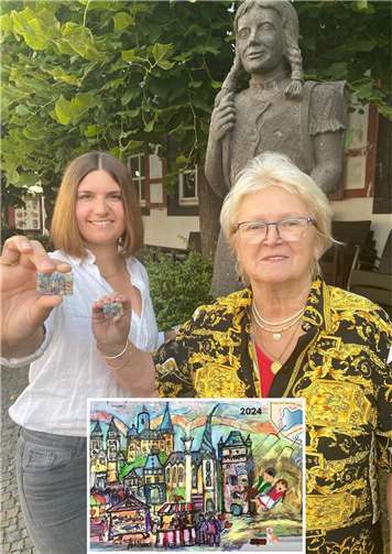 Marktmeisterin Julia Judt und Künstlerin Marika Kohlhaas mit dem limitierten Ansteckpin.  Foto: Lena Dillgard/ Stadt Mayen