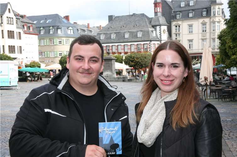 „Die Mayener werden ihren Lukasmarkt schon wiedererkennen“ Marktmeisterin Yvonne Müller mit ihrem Stellvertreter Bastian Kirch. Beide gibt es nur als eng zusammen arbeitendes Team, weil sie nur so erfolgreich sein können. Foto: WE