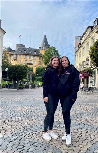Marktmeisterin Yvonne Müller (re.) und ihre zukünftige Nachfolgerin Julia Judt sind ein starkes Team und sorgen gemeinsam für einen erfolgreichen Lukasmarkt 2023.  Foto: Stadt Mayen