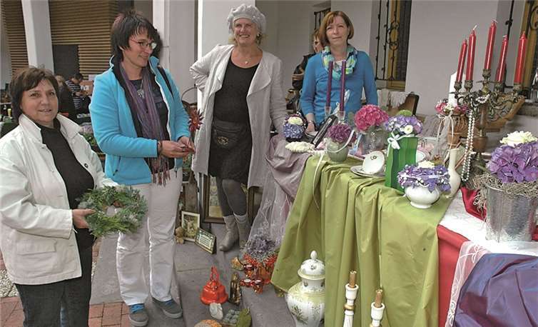 Marktstand des „Freundeskreises Maria Martental e.V.“, mit dabei die Vorsitzende Lydia Thomas (2.v.r.).HF