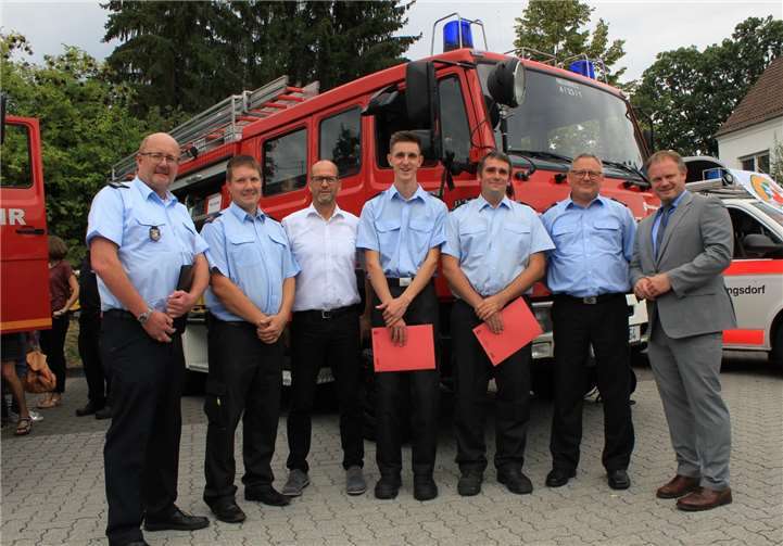 Markus Adams ist nun Brandmeister und Gruppenführer, während Jan Elberskirch sich über die Ernennung zum Feuerwehrmann und die Bestellung zum Truppmann freuen kann. Foto: Feuerwehrgemeinschaft Neuwied