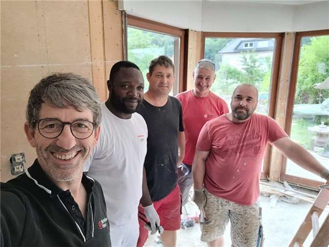 Markus Amann, Leiter des Modernisierungsservices, und weitere Kollegen, auch aus den Abteilungen Kundendienst und Montage, haben sehr schnell nach dem Unwetterereignis Teams gebildet, die alles andere stehen und liegen gelassen haben und rasch zu den Betroffenen in die Katastrophengebiete gefahren sind. Foto: privat