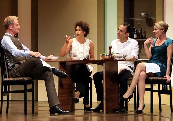 Markus Angenvorth als Isaac (v. l.), Jillian Anthony als Jory, Patrick Khatami und Natalie O’Hara auf der Bühne der Mittelrheinhalle. Sabine Haymann