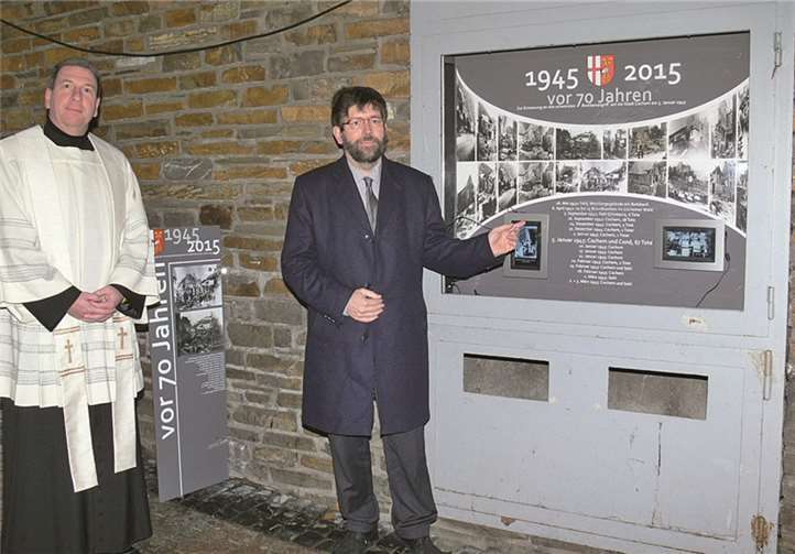 Markus Arndt und Stadtbürgermeister Wolfgang Lambertz eröffneten am vergangenen Sonntag die permanente Dia-Präsentation im Durchgang des Kirchturms außerhalb der Pfarrkirche. TE