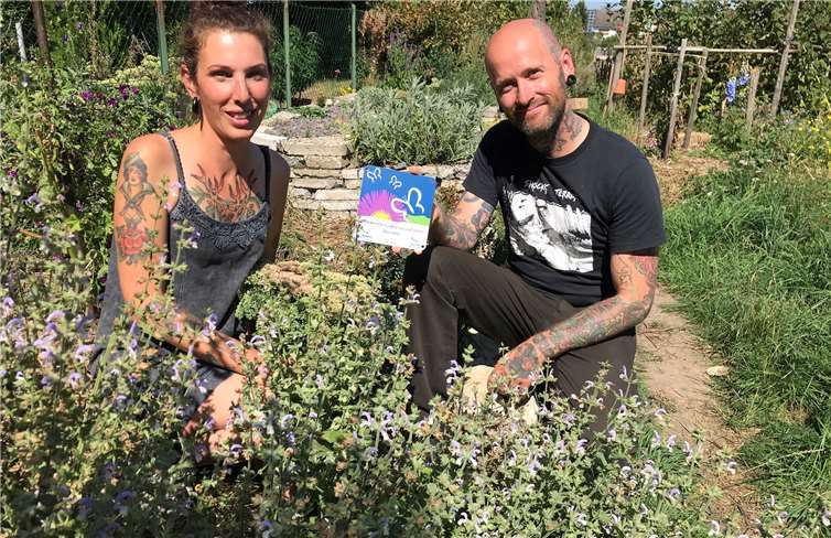 Markus Aßmus und Ariane Wulff freuen sich über die neue NABU-Auszeichnung. Foto: P. Meyer - NABU Bonn