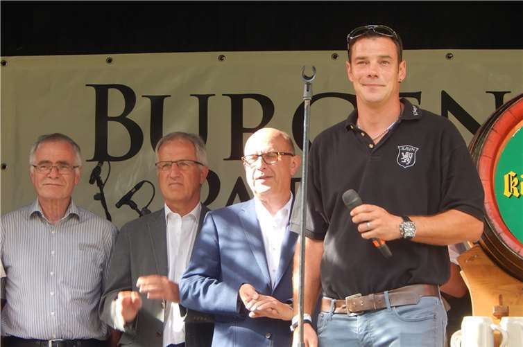 Markus Barthel zeichnete seinen Vater Rolf Barthel symbolisch mit dem Titel „Mister Burgen- und Parkfest Nummer eins“ aus. 