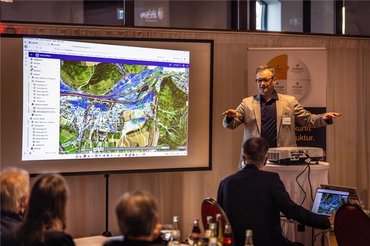 Markus Becker erklärte die Funktionsweise des Frühwarnsystems. Foto: Dominik Ketz