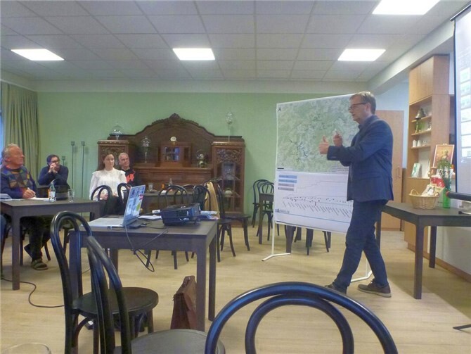 Markus Becker in Aktion mit einem Teil der Zuhörer.  Foto: Winfried Sander