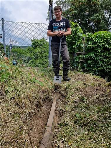 Markus Birkenbach staunte nicht schlecht, als er auf seinem Grundstück Am Hammerbachweg in Linz auf eine Eisenbahnschiene stieß.  Foto: privat