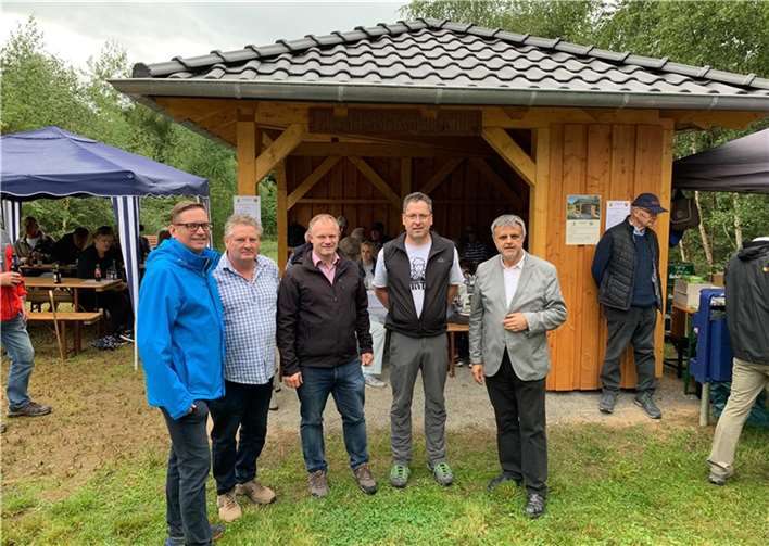 Markus Blank, Ortsvorsteher von Heimbach-Weis, Ralf Winnen, OB Jan Einig, Sascha Fiedler, Pfarrer Peter Dörrenbecher (v.l.).  Foto: Leo Evers