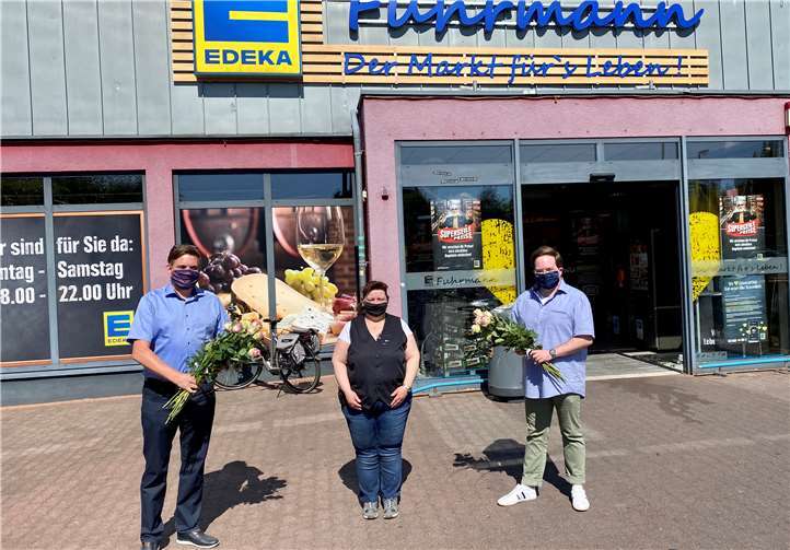 Markus Blank (l.) und Pascal Badziong (r.) überreichen die Pfingstgrüße der CDU Heimbach-Weis/Block.Foto: CDU