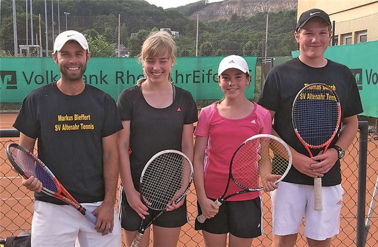 Markus Bleffert, Karena Schmitz, Elena Schmitz und Thomas Busch.  Privat