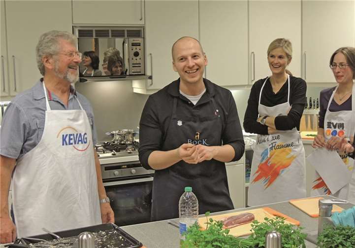 Markus Bock (Mitte), vom Hotel und Restaurant Bock in Lahnstein, bereitete gemeinsam mit den Hobbyköchen Entenbrust für den Hauptgang zu. Dabei erklärte er auch, wie sich der richtige Garpunkt testen lässt.privat