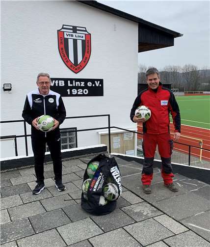 Markus Boullion und Jugendleiter Klaus Warmth bei der Übergabe der Bälle.Foto: privat