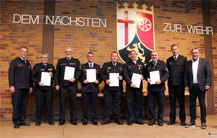 Markus Brenner (links), stv. BKI, Jens Weinriefer (2.v.r.), stv. BKI, und Landrat Achim Schwickert ernannten die neuen Grupppenführer der Gefahrstoff-Teileinheiten.
