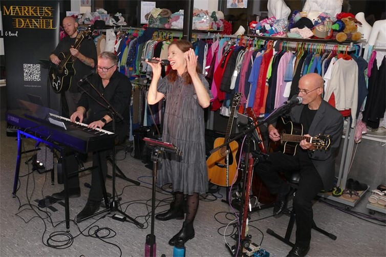 Markus Daniel & Band sorgten für ein mitreißendes Musikerlebnis im Caritas-Kleiderladen.