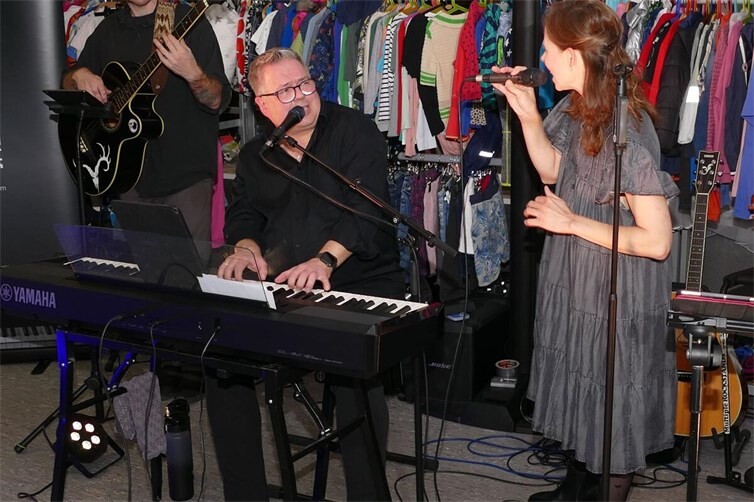 Markus Daniel & Band sorgten für ein mitreißendes Musikerlebnis im Caritas-Kleiderladen.