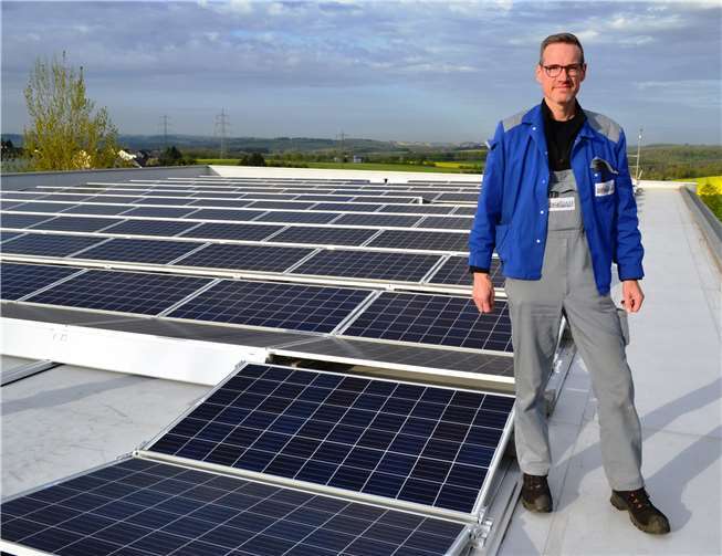 Markus Dax auf dem Firmengebäude neben der neuen PV-Anlage. Foto: Kreis Cochem-Zell