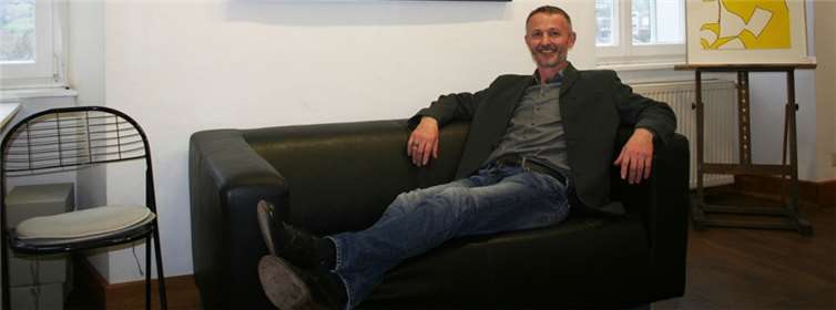 Markus Diede in der „VIP-Etage“ der Ausstellung mit Hans Tichas „Dolly“ und Werner Berges‘ „Gelb“. HG