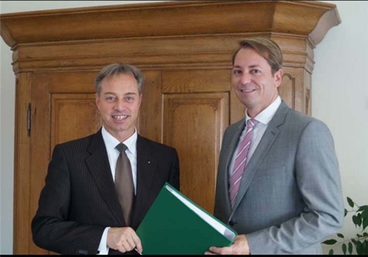 Markus Dommermuth (r.) übergab symbolisch einen Ordner mit den technischen Details der Anlage an Bürgermeister Michael Merz.  privat