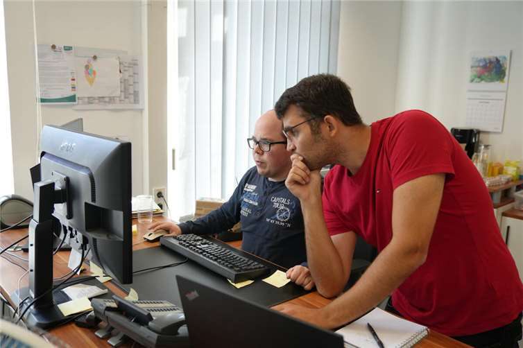 Miteinander auf Augenhöhe: Stadt Neuwied beteiligt sich erneut am „Schichtwechsel“ Markus Dreydroppel (HH) und Teofil Abu-Mansur (SV).Foto: Felix Banaski