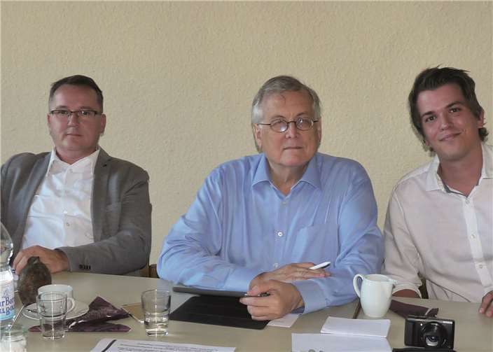 Markus Eiden (Senioren- und Behindertenbeauftragter Kreis MYK - v.li.), Karl Gunkel (1. Vorsitzender Pro Mendig e.V.) und Stefan Hilger (Koordinator des Seniorenfürsorgeprojektes der VG Mendig).